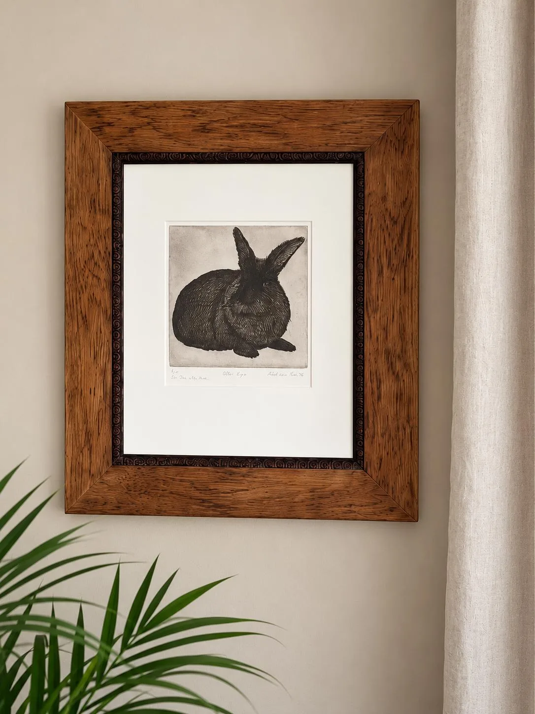 Gerahmte Radierung eines Hasen an der Wand des Praxisraums